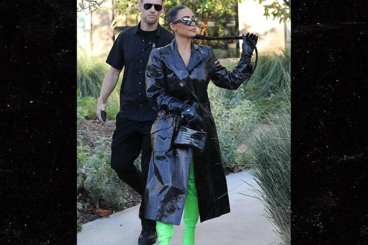 Kim Kadarshian diện áo khoác da dài, phối cùng bốt màu xanh lá nổi bật. Kim Kadarshian diện áo khoác da dài, phối cùng bốt màu xanh lá nổi bật.