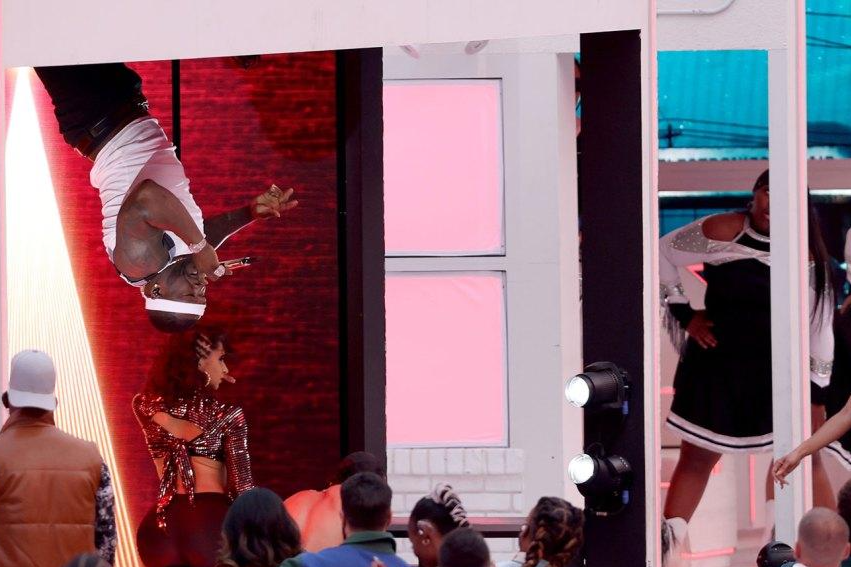 Nam rapper 50 Cent xuất hiện theo cách chẳng giống ai.