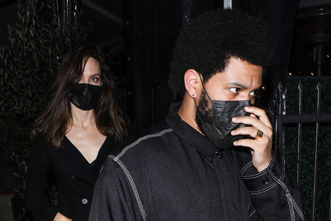 The Weeknd và Angelina Jolie cùng nhau dùng bữa tại một nhà hàng vào tháng 9/2021. The Weeknd và Angelina Jolie cùng nhau dùng bữa tại một nhà hàng vào tháng 9/2021.