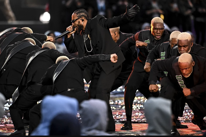 Kendrick Lamar lãnh đạo một đội quân với ca khúc Alright.
