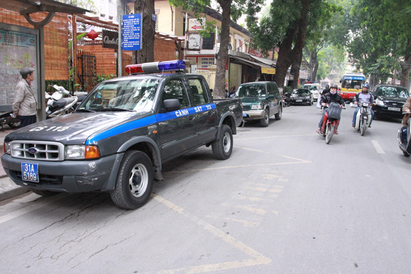 Hàng chục xe cảnh sát, cứu thương cũng xuất hiện tại số 9 đường Lê Thánh Tông