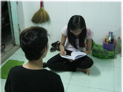 Công nhân ở KCX Linh Trung 1 (TP.HCM) kể với PV Thanh Niên về nỗi ám ảnh bị các tay anh chị trấn lột tiền. Ảnh: Nguyễn Sơn