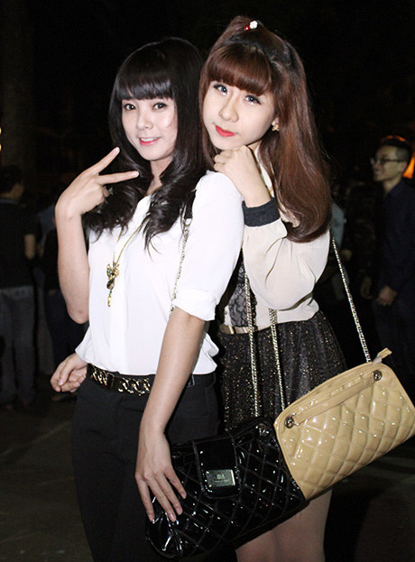 Các bạn trẻ thích thú chụp ảnh lưu niệm