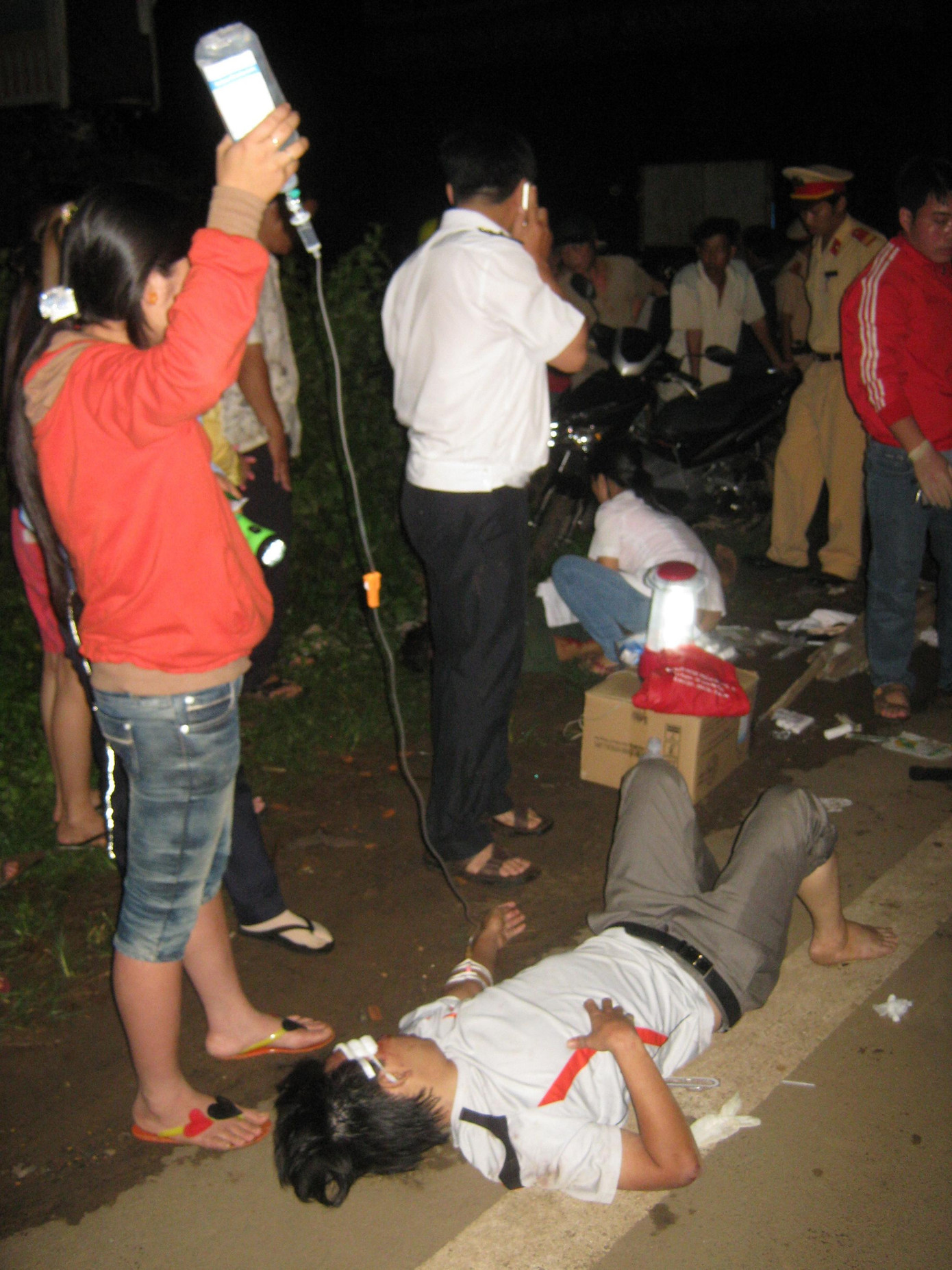 Một nạn nhân bị thương trong vụ tai nạn được đang được sơ cứu