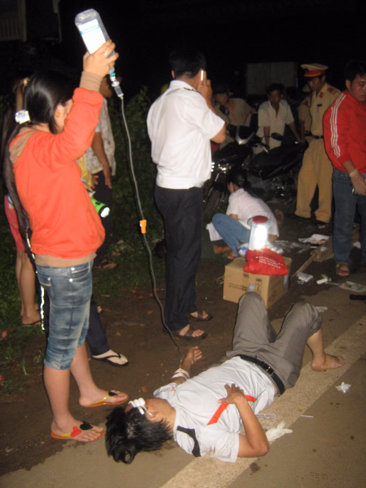 Một nạn nhân bị thương trong vụ tai nạn được đang được sơ cứu