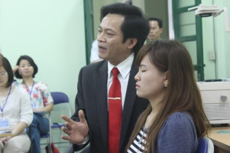 Bác sĩ quân dùng thuật thôi miên chữa bệnh. Bác sĩ quân dùng thuật thôi miên chữa bệnh