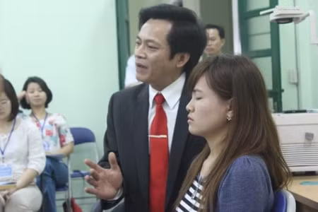 Bác sĩ quân dùng thuật thôi miên chữa bệnh