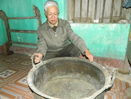 Ông Cao Viết Hưng và chiếc nồi đồng cổ của dòng họ. Ông Cao Viết Hưng và chiếc nồi đồng cổ của dòng họ