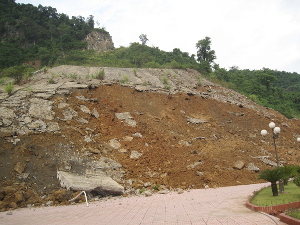 Bụi nước bốc lên mù mịt phía chân đập