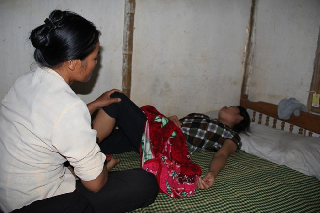 Chị Diện (mẹ cháu Thành) khóc ngất suốt mấy ngày nay trước cái chết thương tâm của con trai mình 