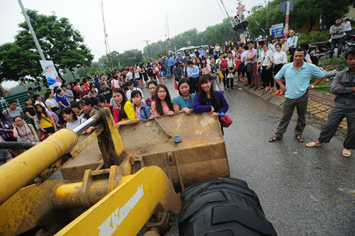 Xe tải, ba gác và máy xúc “đắt hàng” ngày mưa ngập ảnh 12