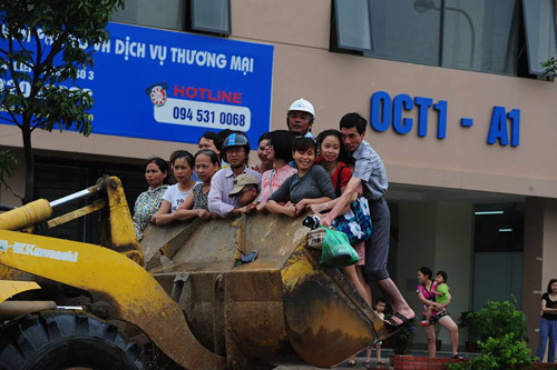 Xe tải, ba gác và máy xúc “đắt hàng” ngày mưa ngập ảnh 13