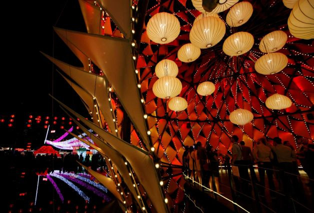 Đèn lồng thắp sáng bên dòng sông ở Hồng Kông