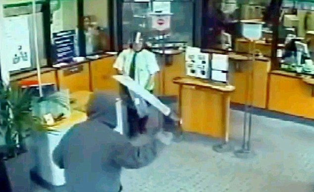 Chúng dùng mã tấu và búa tạ uy hiếp nhân viên bảo vệ ngân hàng. Chúng dùng mã tấu và búa tạ uy hiếp nhân viên bảo vệ ngân hàng