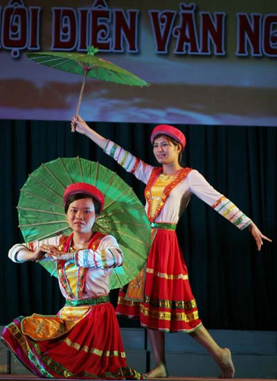 Rực rỡ sắc váy thiếu nữ H'mông