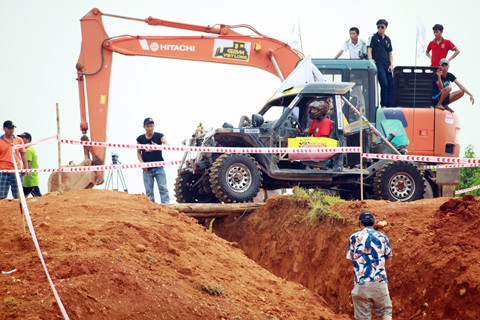 Đi qua cầu hẹp chỉ bẳng bánh xe