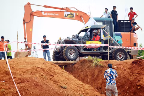 Đi qua cầu hẹp chỉ bẳng bánh xe. Đi qua cầu hẹp chỉ bẳng bánh xe
