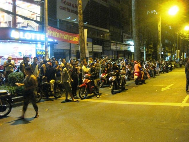 Dù trời đã khuya nhưng hàng trăm người dân vẫn đứng theo dõi vụ hỏa hoạn
