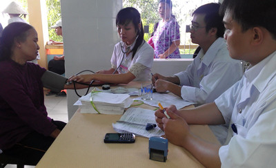 Thầy thuốc trẻ Bệnh viện T.Ư Huế khám chữa bệnh miễn phí cho dân nghèo, nhân hưởng ứng chương trình “Mùa đông ấm”. Anh: Ngọc Văn