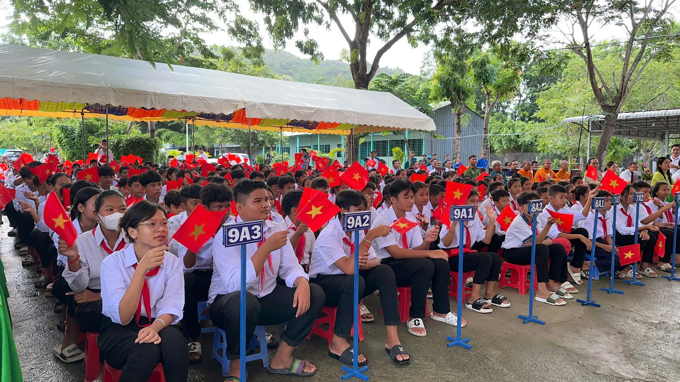 Học sinh Trường THCS An Tức háo hức bước vào năm học mới.