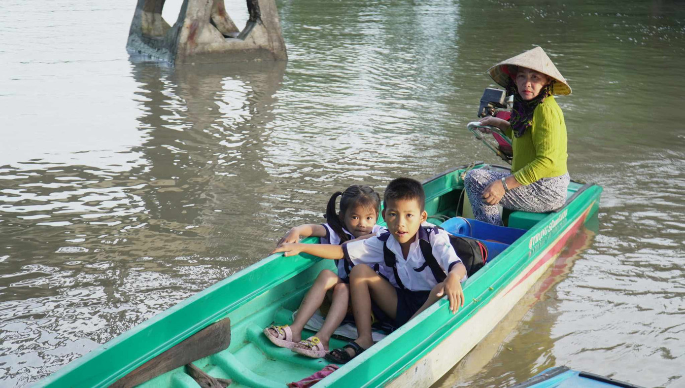 Các em học sinh Trường Tiểu học 2 Viên An (huyện Ngọc Hiển) đi dự khai giảng bằng vỏ lãi. Các em học sinh Trường Tiểu học 2 Viên An (huyện Ngọc Hiển) đi dự khai giảng bằng vỏ lãi.