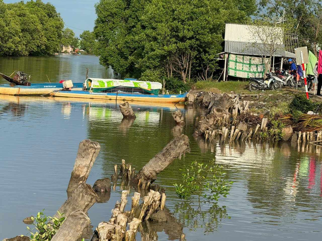 Bến đò đón học sinh của Trường THCS Tân Thuận. Bến đò đón học sinh của Trường THCS Tân Thuận.