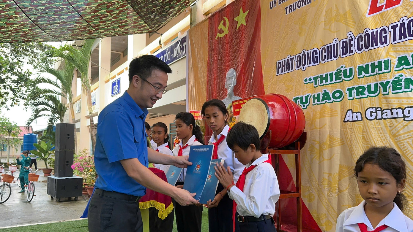 Anh Nguyễn Tường Lâm - Bí thư Trung ương Đoàn trao học bổng hỗ trợ các em học sinh có hoàn cảnh khó khăn đầu năm học mới.