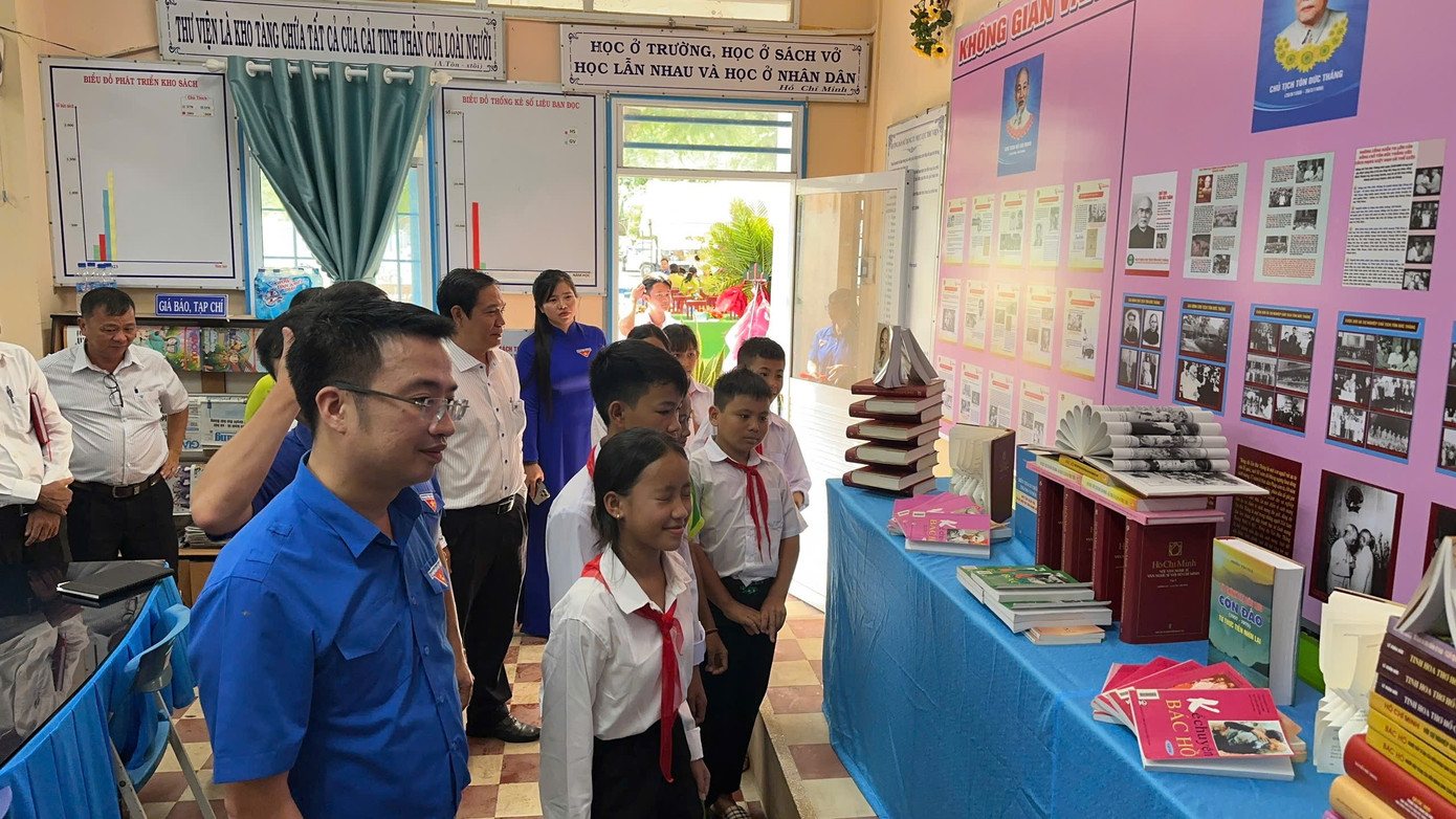 Anh Nguyễn Tường Lâm - Bí thư Trung ương Đoàn thăm không gian văn hoá Bác Hồ - Bác Tôn.