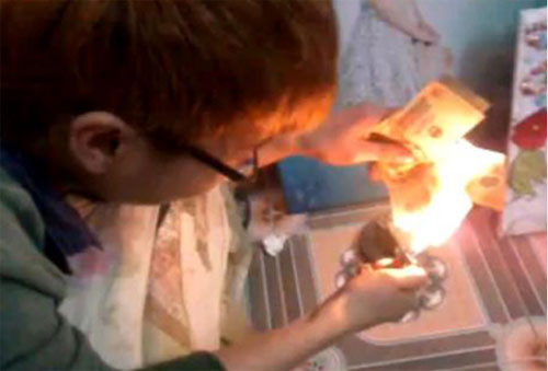 Một bạn trẻ gây sốc với màn đốt tiền. Một bạn trẻ gây sốc với màn đốt tiền