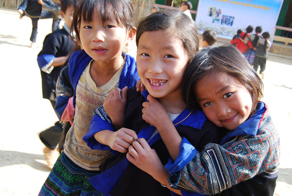 Háo hức chờ tới lượt nhận áo