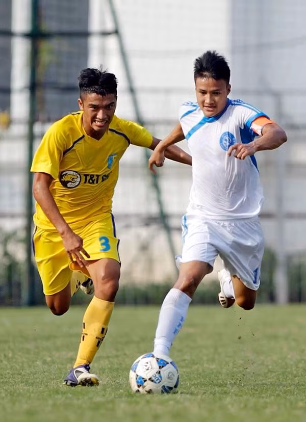 Minh Hải (trái) đã có một khởi đầu thuận lợi so với các cầu thủ cùng lứa. Minh Hải (trái) đã có một khởi đầu thuận lợi so với các cầu thủ cùng lứa