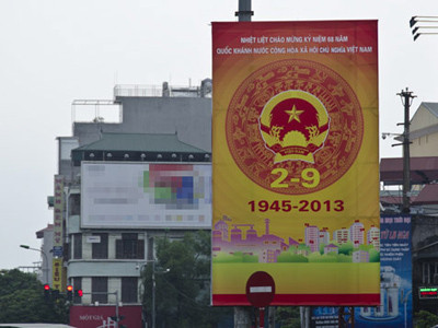 Sáng 30/8, sai sót trên pano đặt tại nút giao Ô Chợ Dừa đã được sửa. Ảnh: Nguyên Anh