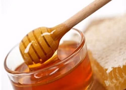 Tuyệt đối không được dùng mật ong để đánh tưa lưỡi cho trẻ