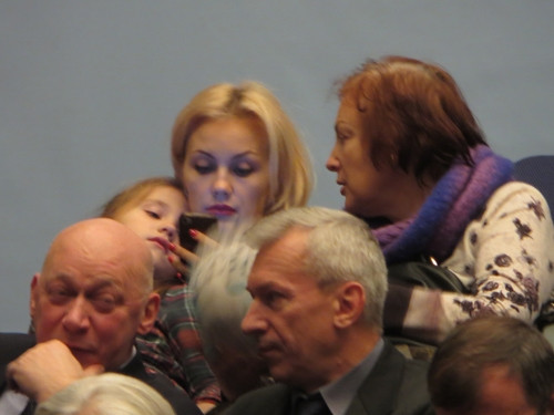 Bà cháu, mẹ con cùng đến dự Lễ kỷ niệm