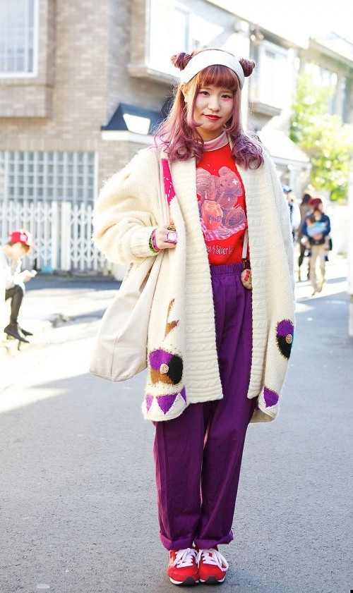 Cô bạn Mao, 20 tuổi, trông thật bắt mắt với mái tóc ombre hồng tím kiểu thuỷ thủ mặt trăng. Mao kết hợp áo len hình gấu đáng yêu cùng quần cạp chun tím và áo cardigan overd tông xuyệt tông màu sắc