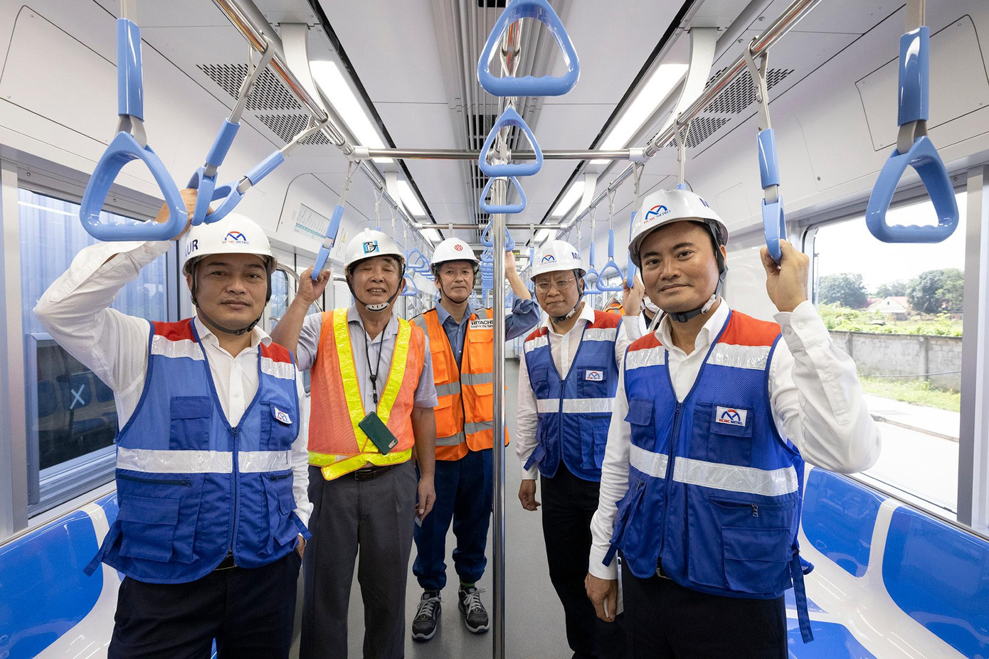 Các đại biểu kiểm tra công tác chạy thử nghiệm đoàn tàu metro đầu tiên thuộc dự án tuyến metro số 1. Các đại biểu kiểm tra công tác chạy thử nghiệm đoàn tàu metro đầu tiên thuộc dự án tuyến metro số 1.