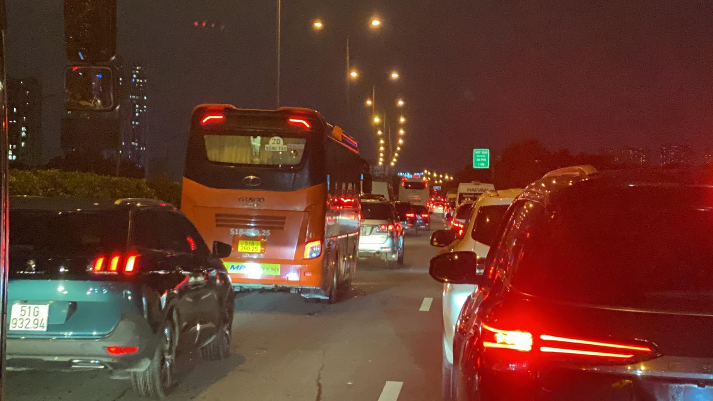 Ùn ứ kéo dài tại khu vực nút giao An Phú, TP Thủ Đức. Ảnh: Duy Quang.