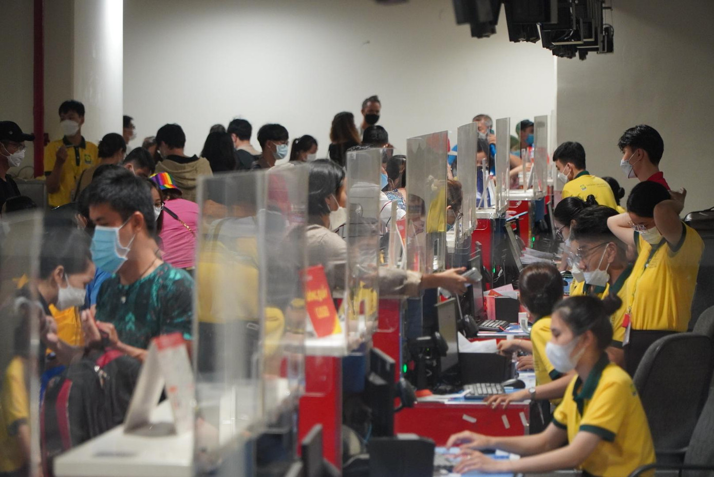 Các hãng hàng không tại sân bay Tân Sơn Nhất tăng cường phục vụ khách trong cao điểm nghỉ lễ 2/9.