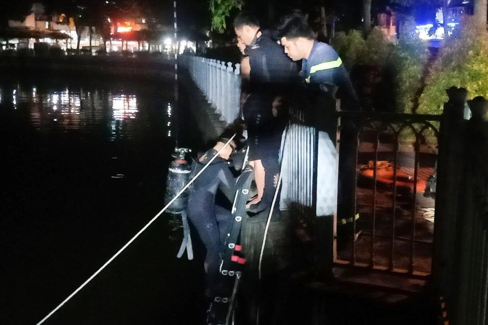 Lực lượng chức năng huy động người nhái lặn tìm người đàn ông.