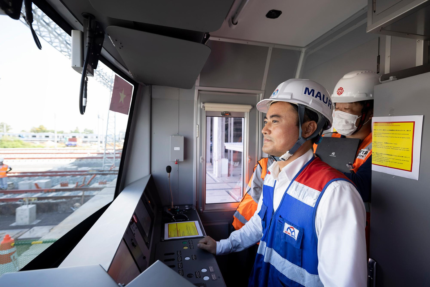 Ông Bùi Xuân Cường, Giám đốc Ban Quản lý đường sắt đô thị TPHCM kiểm tra công tác chạy thử nghiệm đoàn tàu metro đầu tiên tại depot Long Bình thuộc dự án tuyến metro số 1. Ảnh: Minh Hòa Ông Bùi Xuân Cường, Giám đốc Ban Quản lý đường sắt đô thị TPHCM kiểm tra công tác chạy thử nghiệm đoàn tàu metro đầu tiên tại depot Long Bình thuộc dự án tuyến metro số 1. Ảnh: Minh Hòa