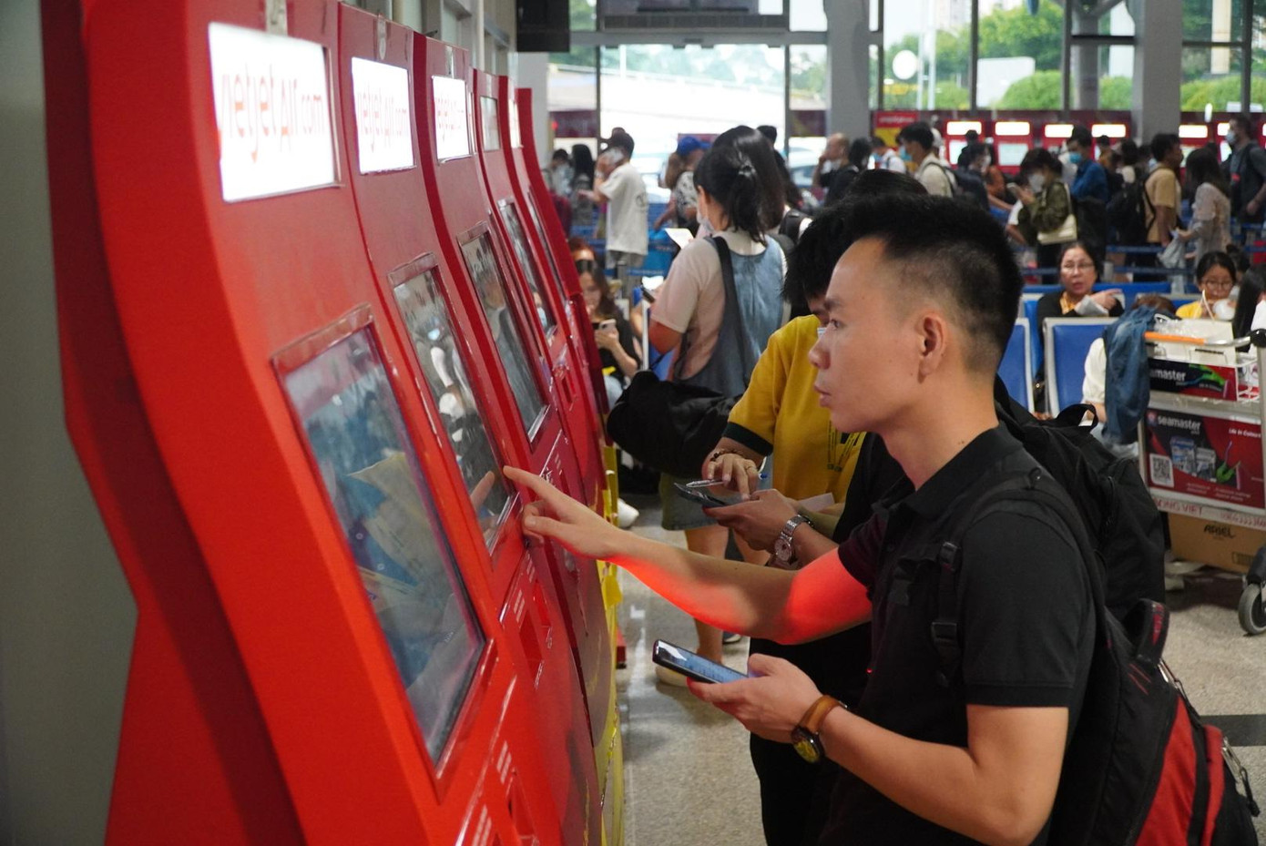 Hành khách làm thủ tục checkin tại sân bay Tân Sơn Nhất.