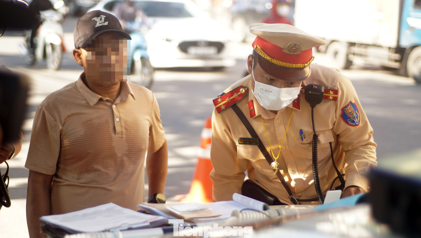 Ngoài công tác đảm bảo TTATGT, lực lượng CSGT bố trí tổ công tác xử lý vi phạm liên quan đến phương tiện chở khách.