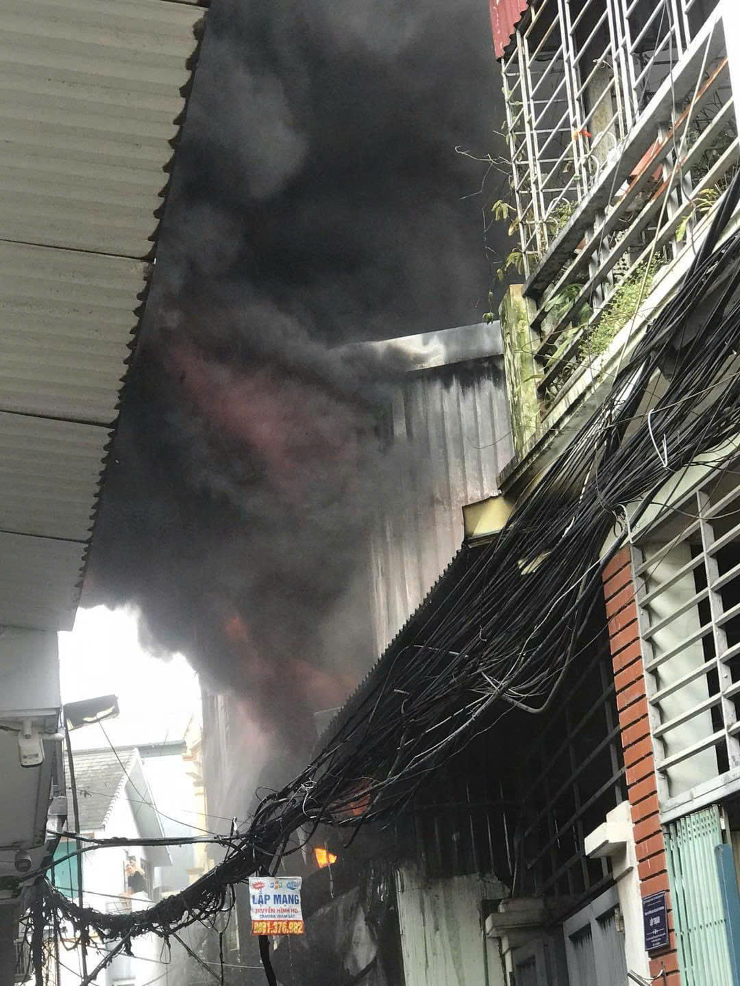 Ngọn lửa bùng lên dữ dội kèm theo cột khói đen cuồn cuộn. Ảnh: T.D Ngọn lửa bùng lên dữ dội kèm theo cột khói đen cuồn cuộn. Ảnh: T.D