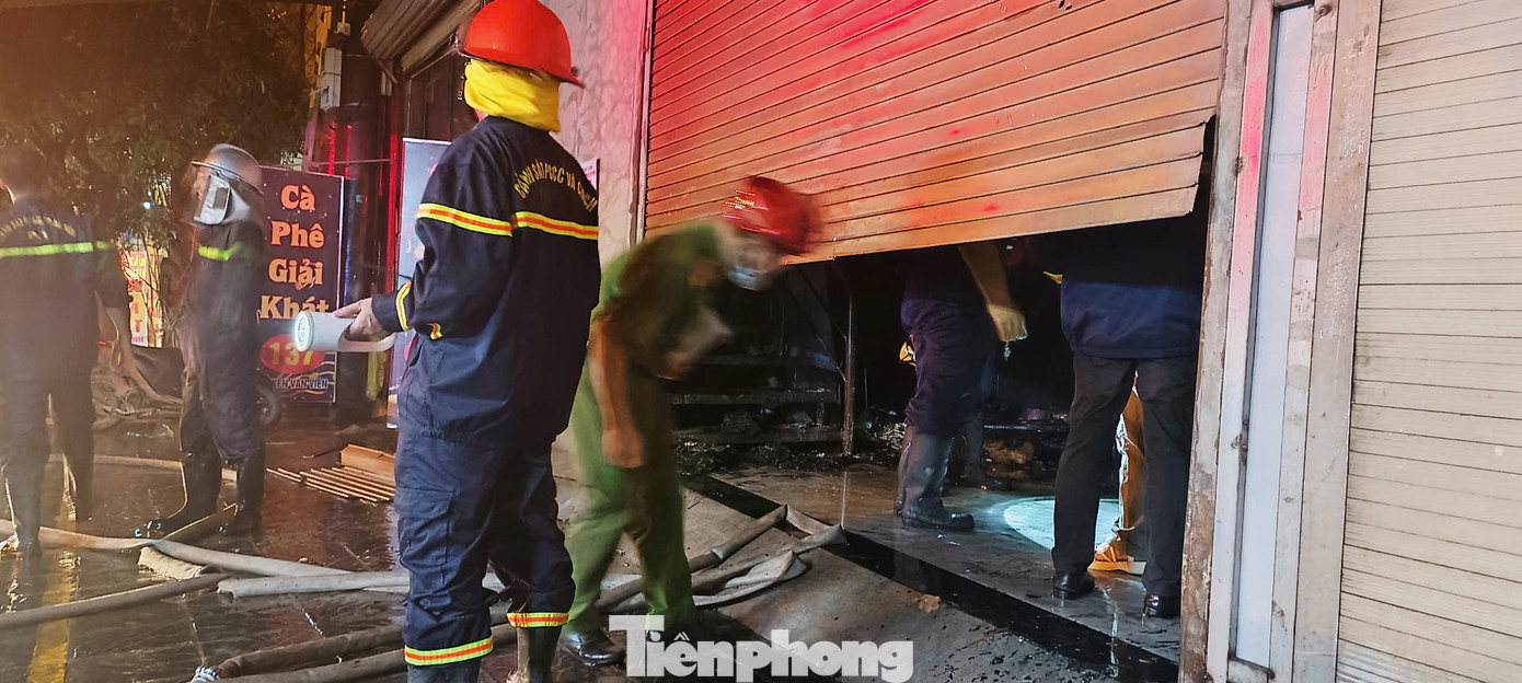 Đồ đạc bên trong bị lửa thiêu rụi.