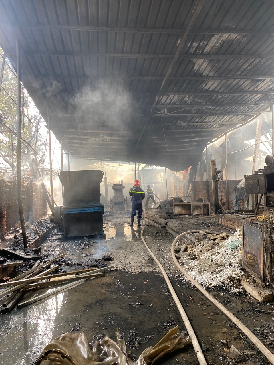 Lực lượng chức năng dập lửa bên trong nhà xưởng. Lực lượng chức năng dập lửa bên trong nhà xưởng.