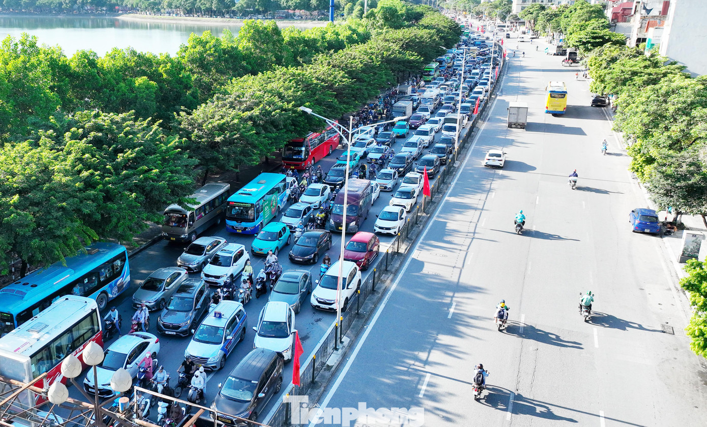 Đường Giải Phóng hướng từ trung tâm ra ngoại thành đông nghịt, trong khi đó hướng ngược lại vắng vẻ.