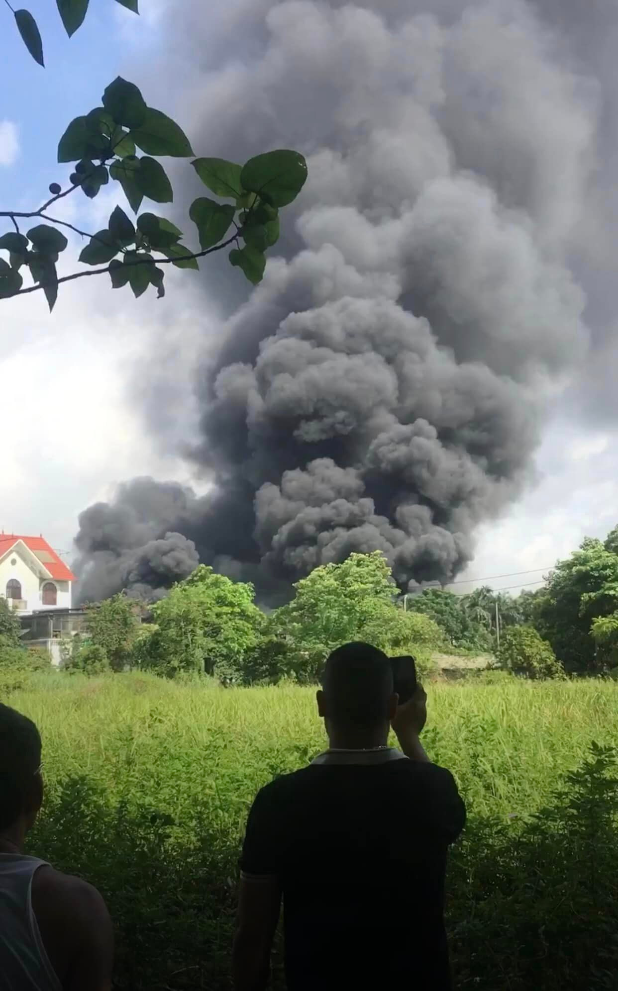Cột khói đen bốc cao nghi ngút. Ảnh người dân chia sẻ.
