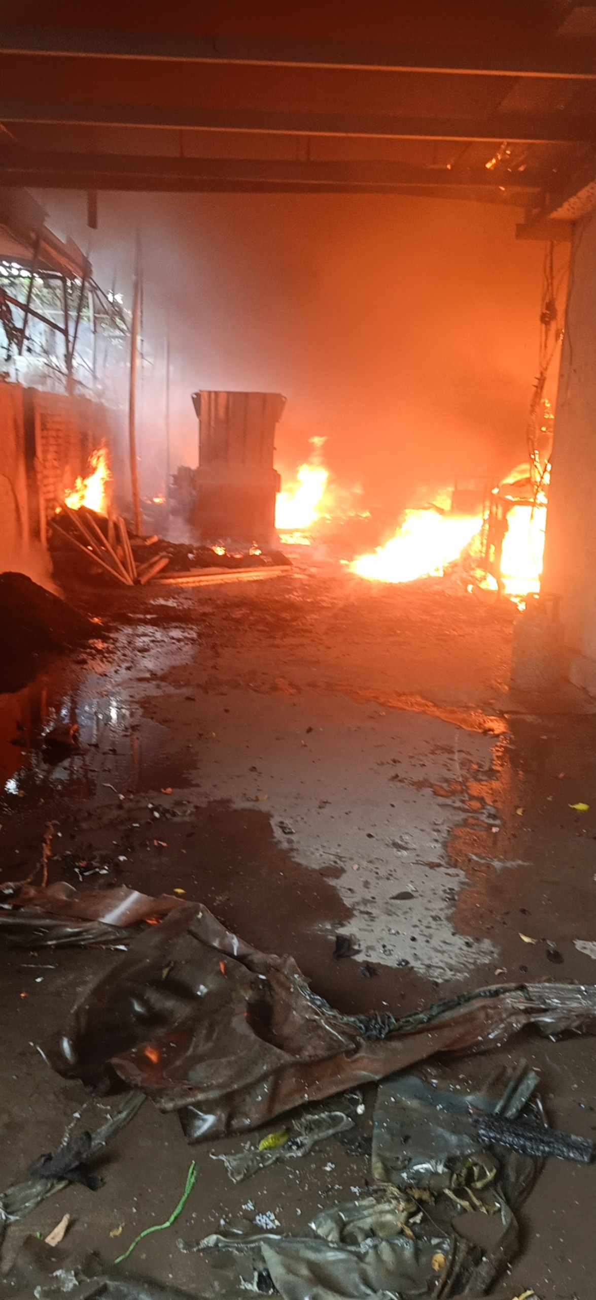 Lực lượng chức năng dập lửa bên trong nhà xưởng. Lực lượng chức năng dập lửa bên trong nhà xưởng.