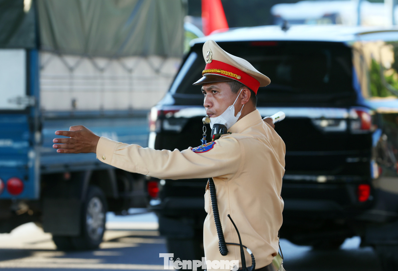 Phán đoán lưu lượng phương tiện tăng cao vào ngày làm việc cuối trước nghỉ lễ 2/9, lực lượng CSGT Công an TP Hà Nội có mặt từ đầu giờ chiều, ứng trực tại các điểm đen ùn tắc để phân luồng.