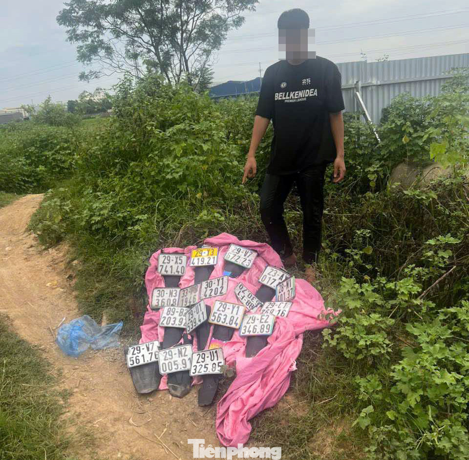 Biển số xe các đối tượng cướp được bị thu giữ.